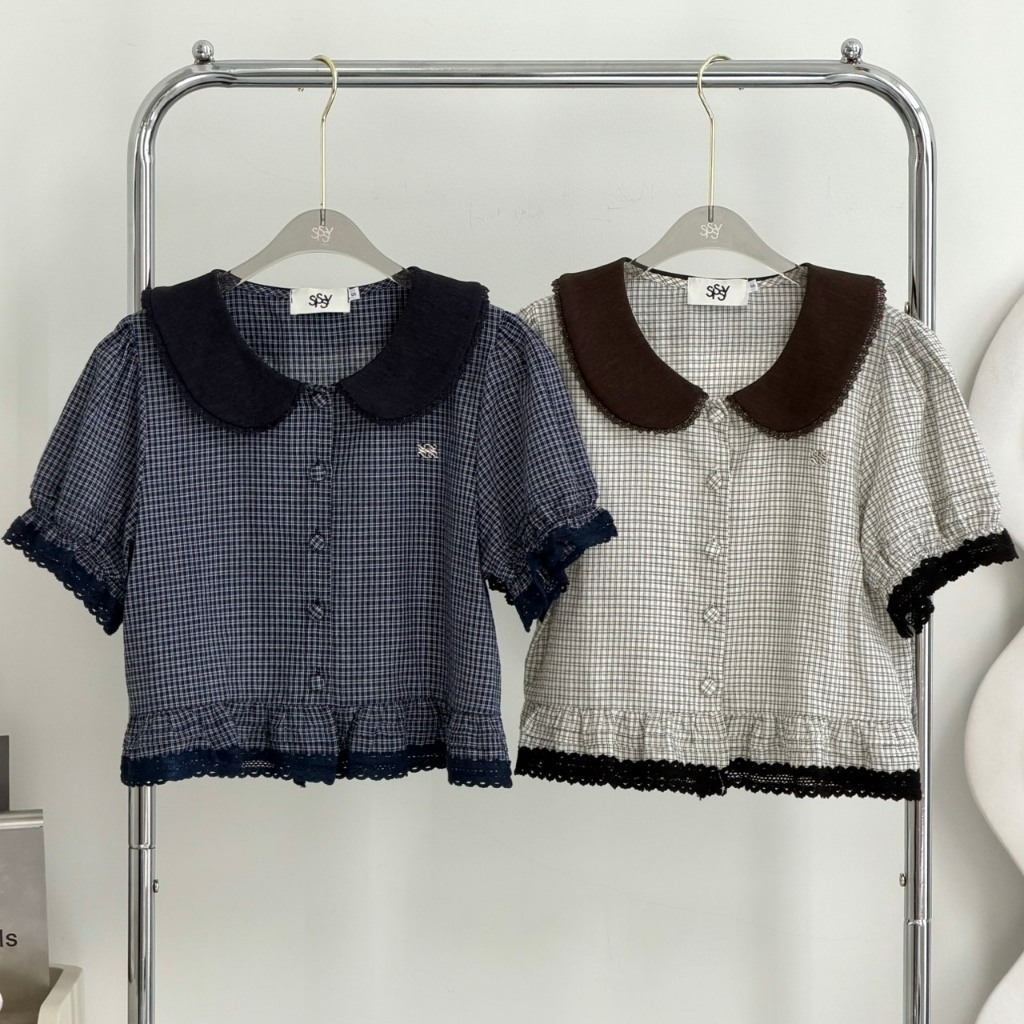 SISSY : Scott Lace Top เสื้อคอบัวแขนตุ๊กตา (S-XXL) แต่งขอบลูกไม้ ระบายชายเสื้อ ดีไซน์หวานละมุน