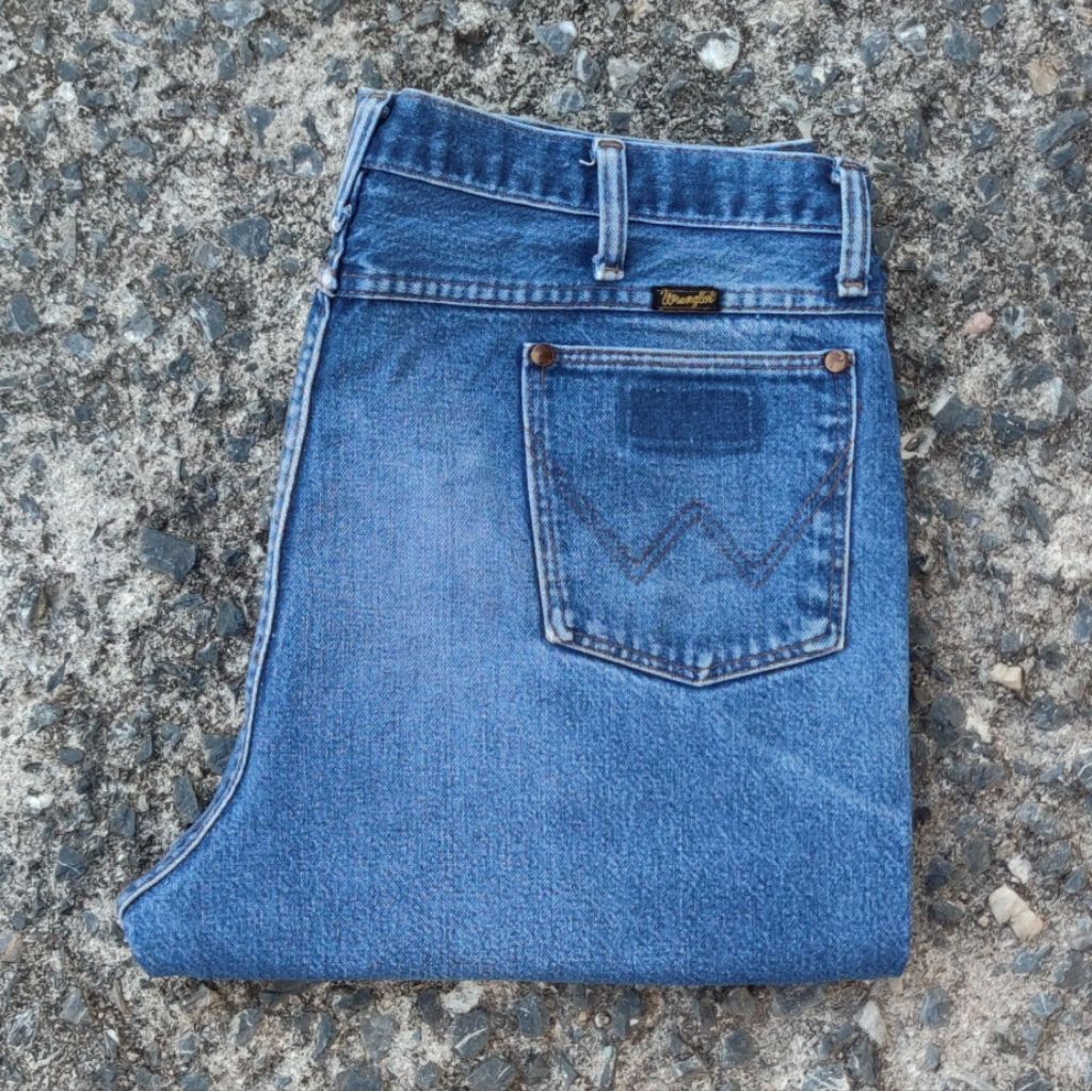 W16/38 กางเกงยีนส์มือสอง Wrangler รุ่น 936DEN เอววัดจริง 38" ยาวทั้งตัว 41" ปลายขา 8.5" ผลิต USA เนื