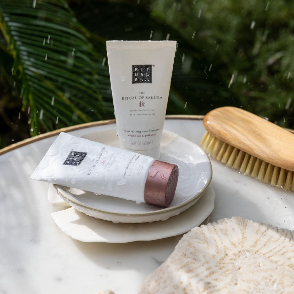 Rituals of Sakura Shampoo 70 ML แชมพู ผสมด้วยโปรตีนข้าวสาลีและเมล็ดเจียเพื่อการปกป้องและเพิ่มโวลุ่ม 