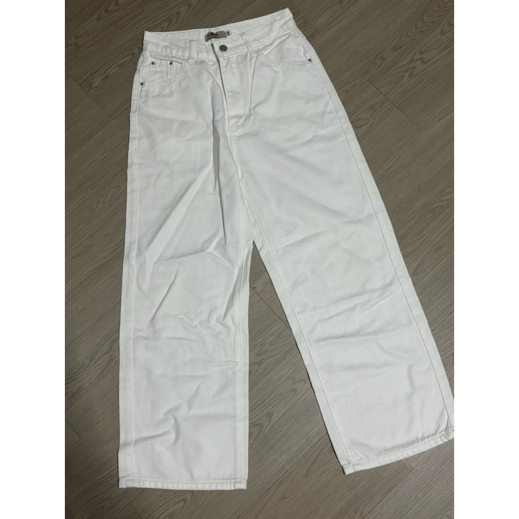 กางเกงขายาวสีขาวของ riley