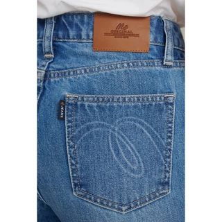 Mc JEANS กางเกงยีนส์ผู้หญิง ทรงกระบอกขาตรง (Straight) เอวกลาง สียีนส์ฟอกกลาง MFIZ239 ผ้า 11.oz ป้ายหนังสีน้ำตาล