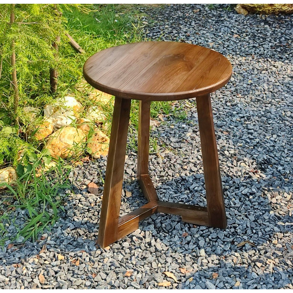 โต๊ะกลมไม้สัก โต๊ะกาแฟ โต๊ะคาเฟ่ มีสามขา ทำจากไม้สัก สำหรับร้านกาแฟ คาเฟ่ ก50 ส60 ซม