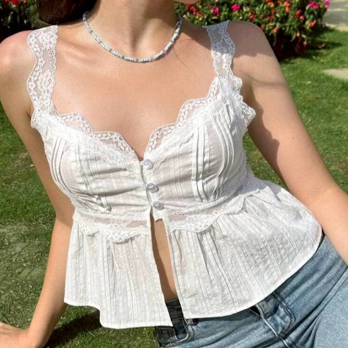 Crop TC25104 เสื้อกล้าม สายลูกไม้ ดีไซน์กระดุม