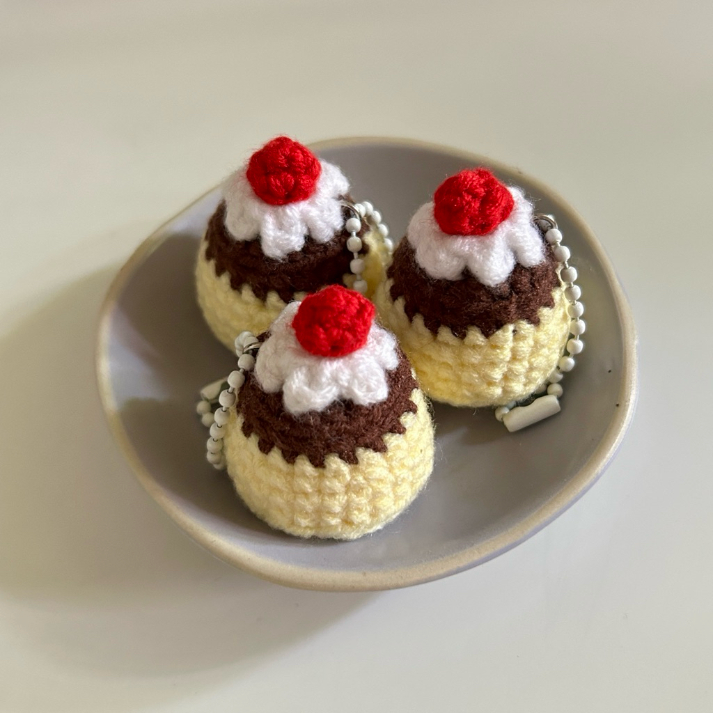 Custard Pudding Keychain พวงกุญแจไหมพรมพุดดิ้งคัสตาร์ด 🍮