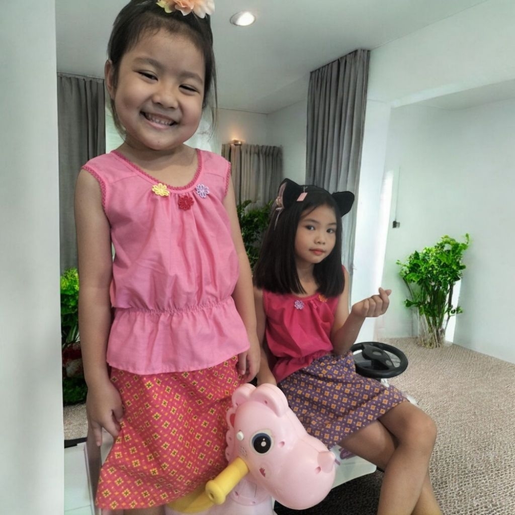 ชุดเซตเสื้อคอกระเช้าแต่งโบว์หลัง 🎀+ กระโปรงลายไทยเด็ก