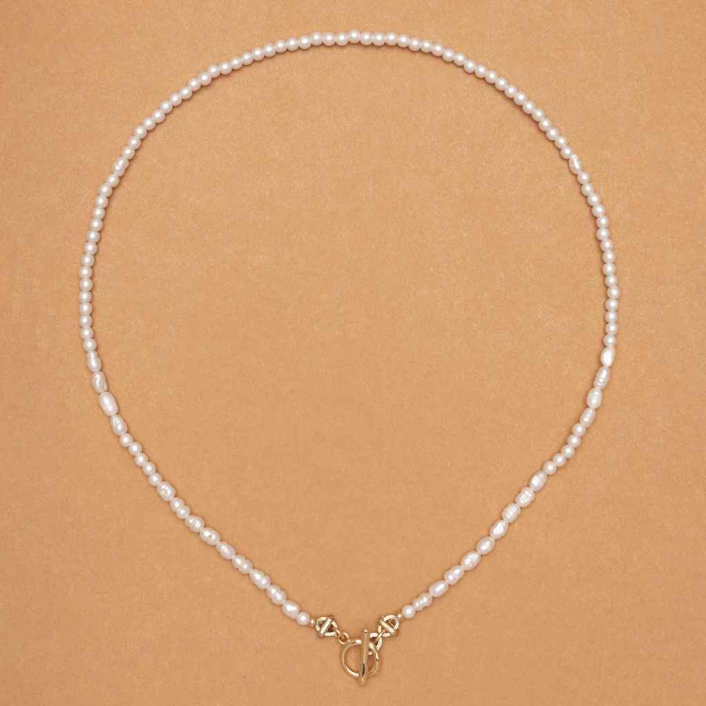 WHITE PEARL SERENE CURVE NECKLACE -สร้อยคอมุกขาวโค้งละมุน