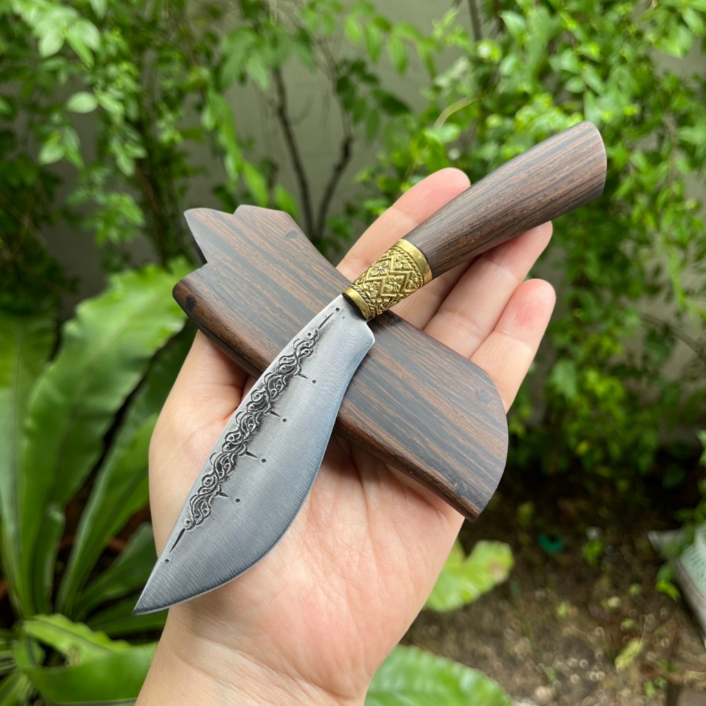 มีดเหน็บ Thai-E-Nep มีดเหน็บ มีดหมอ Camp ใบ 4’’ ผานไถ ตีร้อน ผิวขัด ตอกลาย คอทองเหลืองสลักลาย ด้าม-ฝ