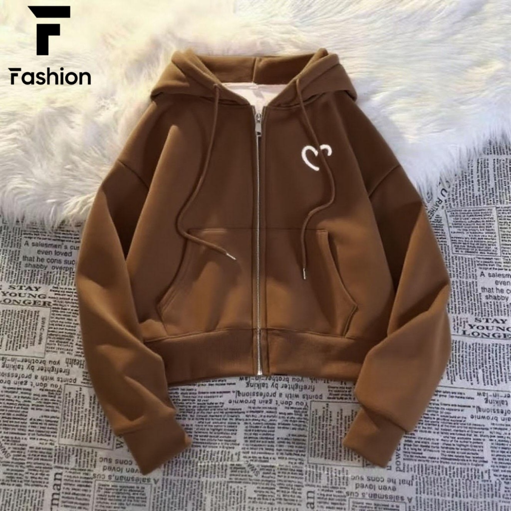 พร้อมส่ง เสื้อเเขนยาวมีฮู้ดมีหมวกเเฟชั่น เสื้อคลุมกันหนาว ปักลายหัวใจ