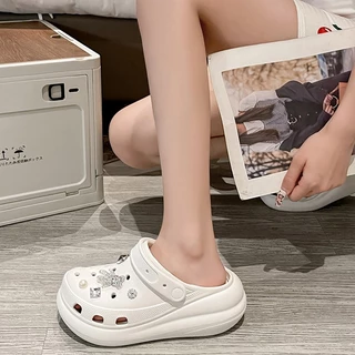 Amazy รองเท้าแตะหัวโต สวมใส่สบายพื้นหนานุ่มล้ำ ดีไซน์โฮลคัททันสมัย ตกแต่งด้วยจี้หมีสุดน่ารักและสายโซ่เพชรแวววาว