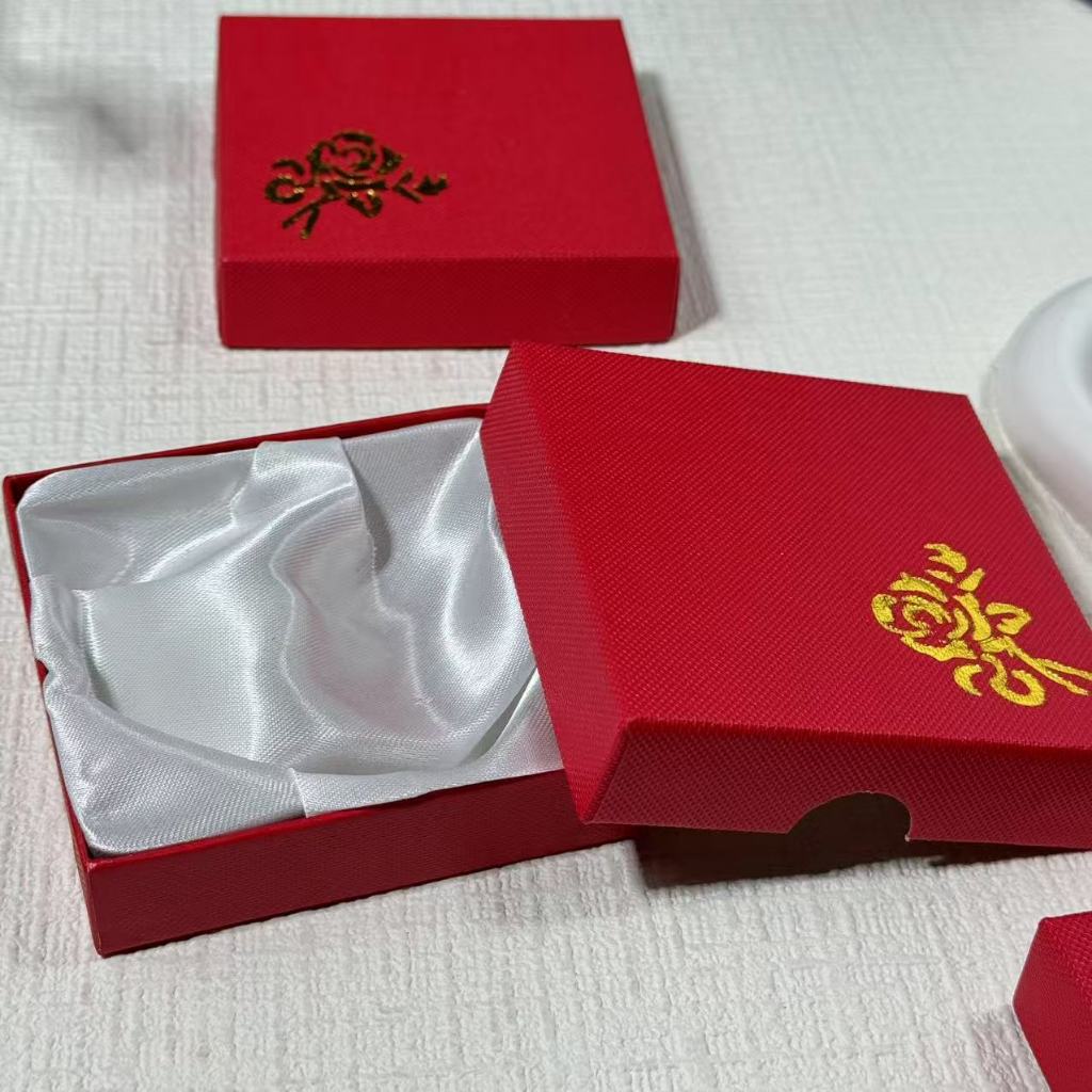 【พร้อมส่ง】กล่องเก็บเครื่องประดับ ขนาด 8*8*2 ซม. กล่องกระดาษใส่สร้อยข้อมือ กล่องใส่จิวเวลรี่ กล่องใส่เครื่องประดับของขวัญ
