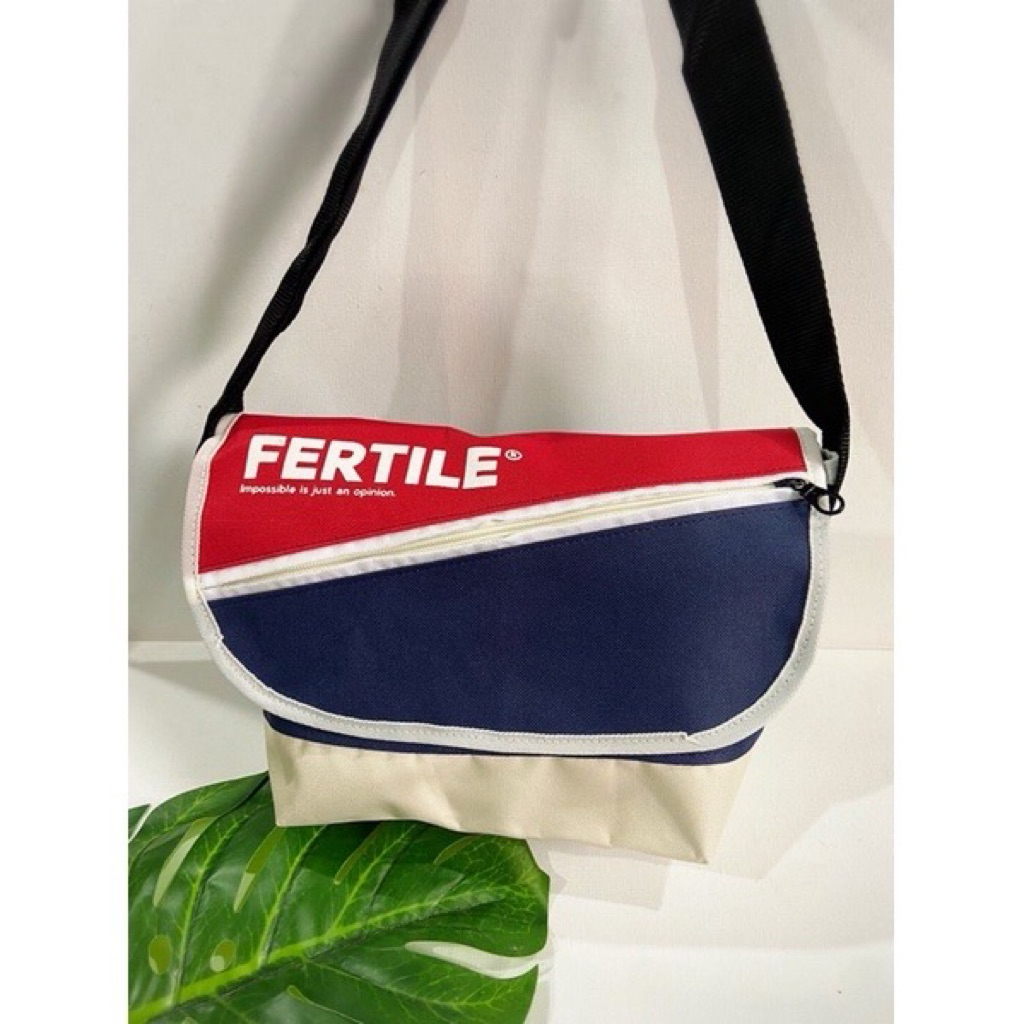 กระเป๋าสะพายข้าง FERTILE แบบฝาปิด มีช่องซิปด้านหน้า