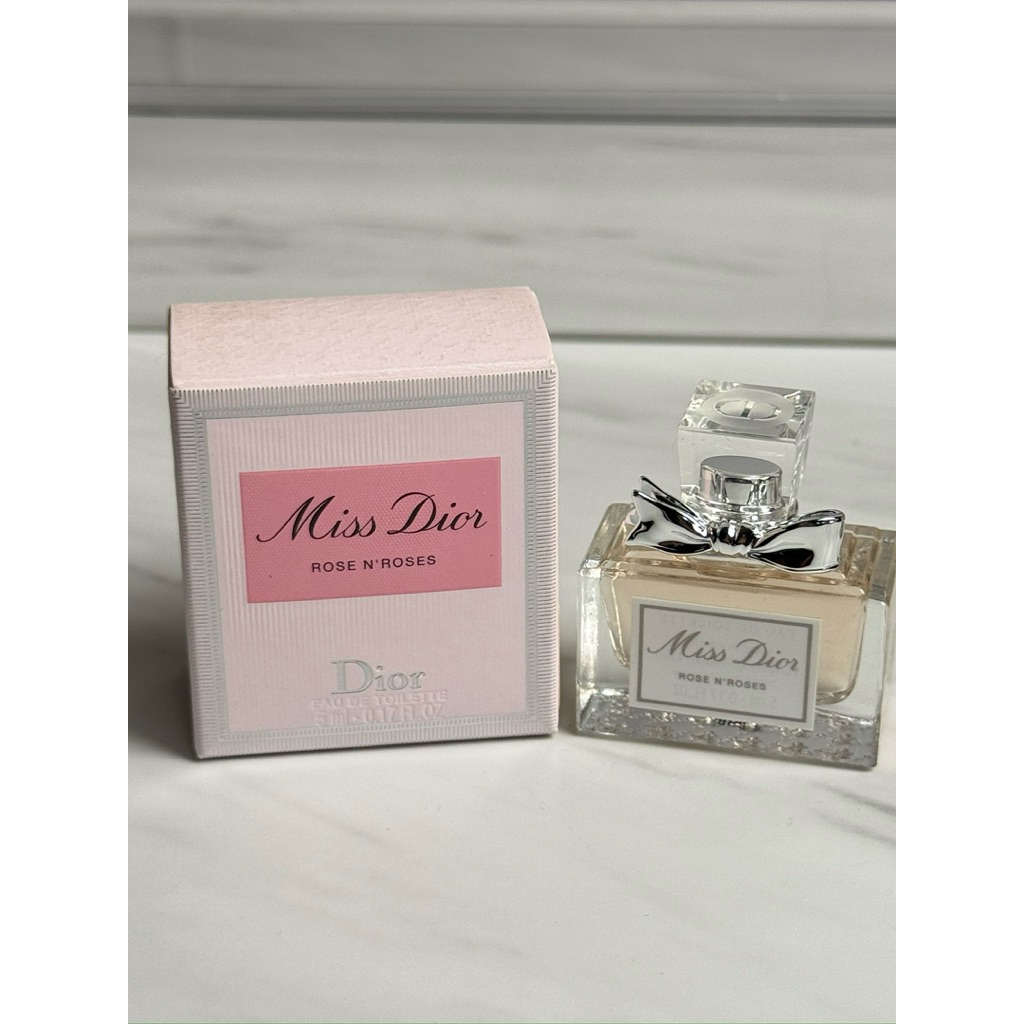 เป็นน้ำหอมกลิ่นดอกไม้ที่สดใสและสดชื่น โดยมีกลิ่นหลักจาก Grasse Rose และ Damask Rose ผสมผสานกับกลิ่นสดชื่นของซิตรัส