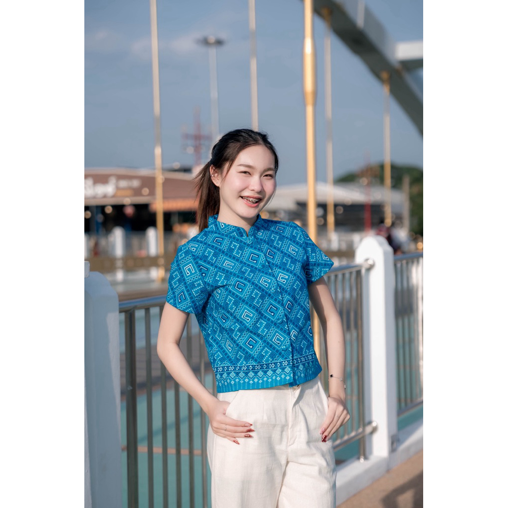 เสื้อคอจีนแขนสั้น กระดุมหน้า  ลายขอ สิริวชิราภรณ์
