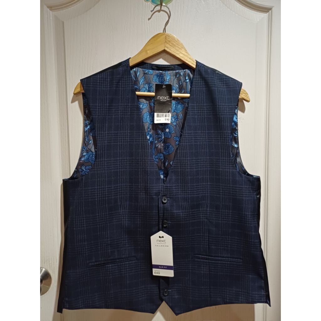 Next slim fit เสื้อกั๊กมือหนึ่งป้ายห้อย ราคาป้าย 40 euro 