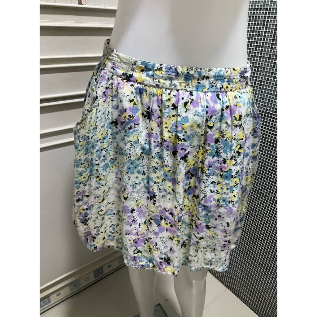 กระโปรงสั้นระบาย AIIZ ซิปหลัง มีกระเป๋าสองข้าง เอว 27 ยาว 16 นิ้ว