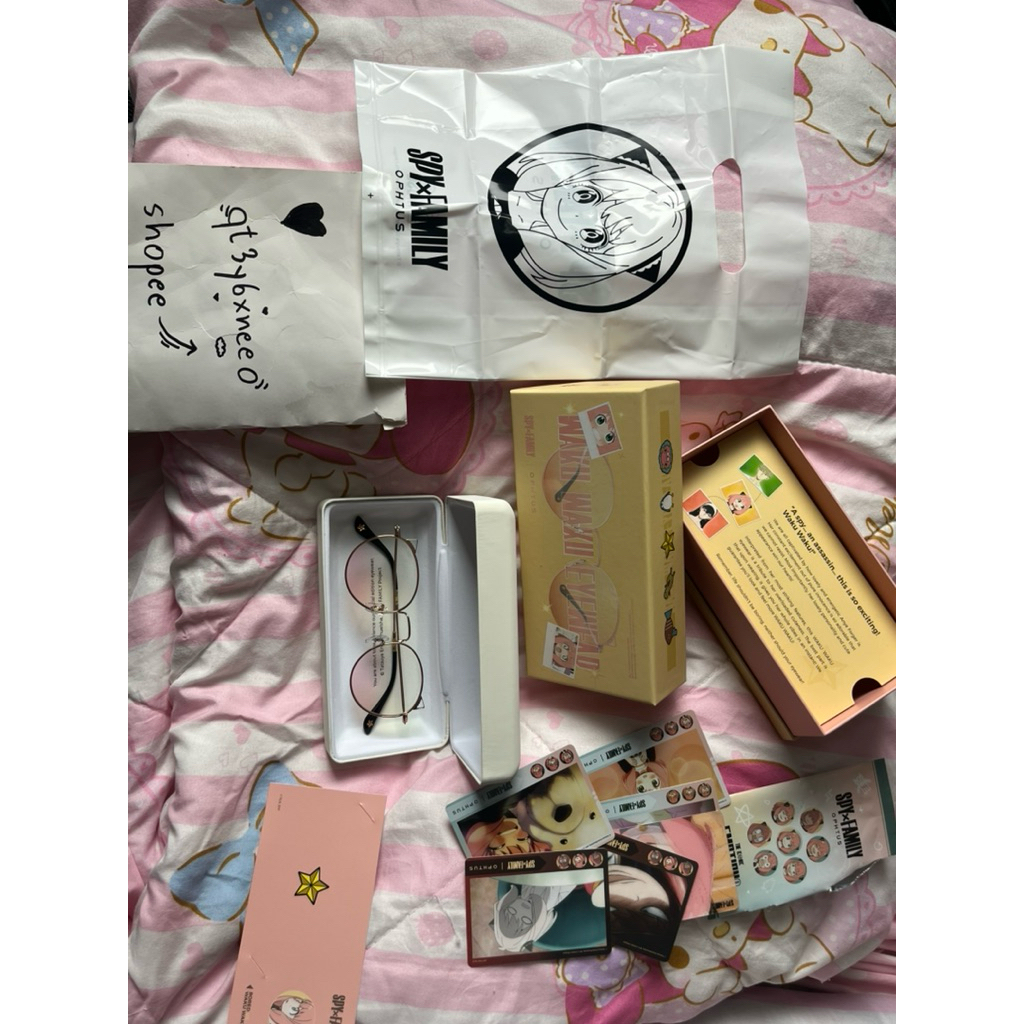 เเว่น ophtus พรีมาเกินค่ะ X อาเนีย ไม่มีค่าสายตา มือ 1 เเกะเเค่ซองการ์ดค่ะ ให้หมดเลยค่ะ