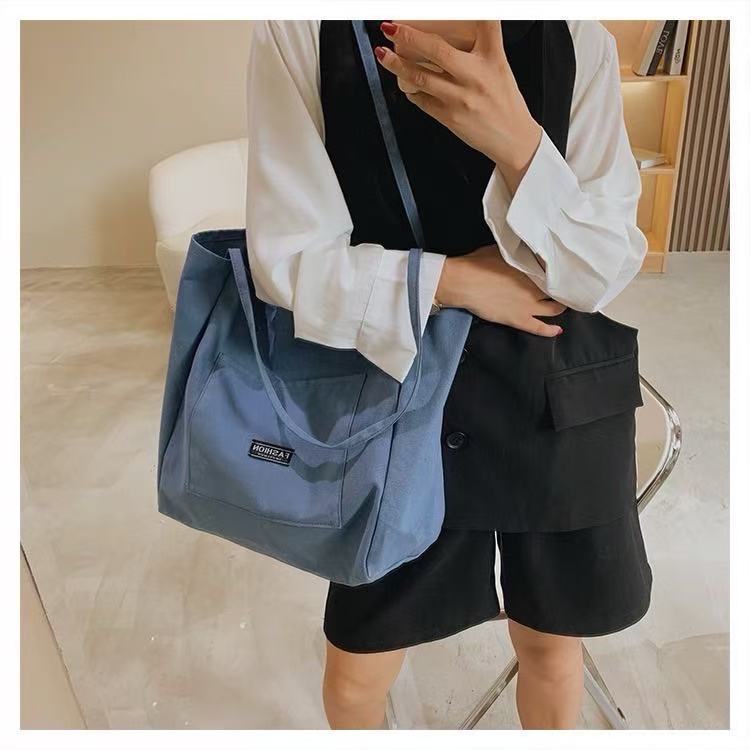 (B11) กระเป๋าสะพายไหล่ ผ้าแคนวาส ใบใหญ่