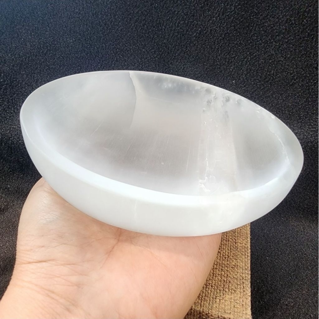 หินเซเลไนต์(Selenite Bowl)ชามหินเซเลไนต์(Selenite)หน้ากว้าง 14.6 ซม.หนา 3.4 ซม.น้ำหนัก 628.6 g.