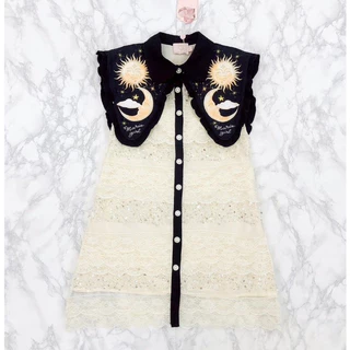 (มี3XL) Universe Midnight Dress เดรสทรงปล่อยผ้าลูกไม้&ผ้าปักเลื่อมตัดต่อเลเยอร์ ปกกะลาสีโค้ง กระดุมหน้า มีซับใน