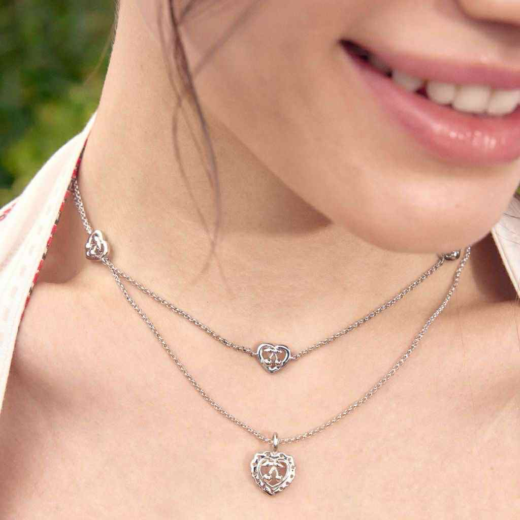 ส่งต่อ YVIS x lookbook สร้อยคอสีเงิน