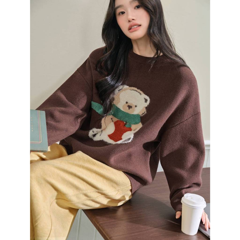 [พร้อมส่ง] KUOSE : Bear Embroidered Sweater