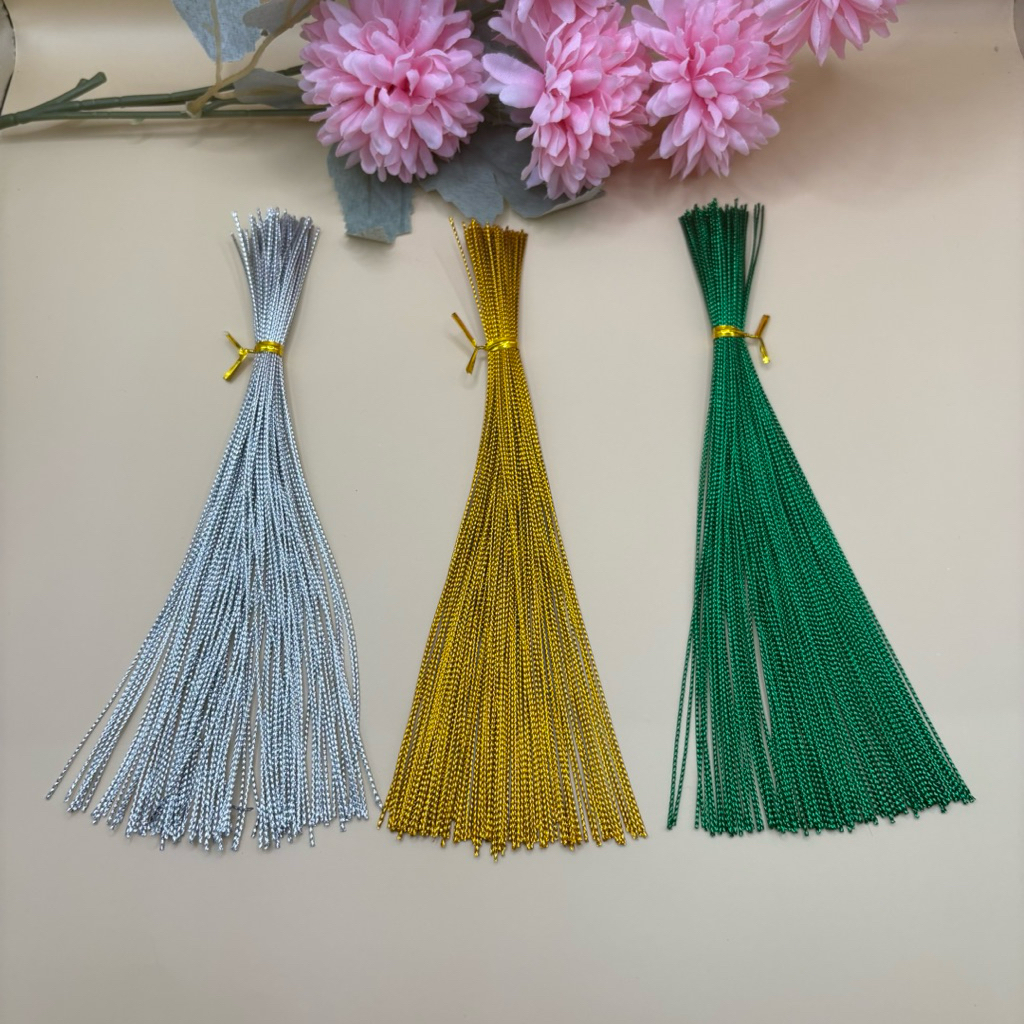 เชือกดิ้น ขนาด1mm (แพ็ค100+10 เส้น/ยาว 19-22 CM.) ร้อยใบไม้ทำเหรียญโปรยทาน,ห้อยป้ายของชำร่วย พร้อมใช้งาน