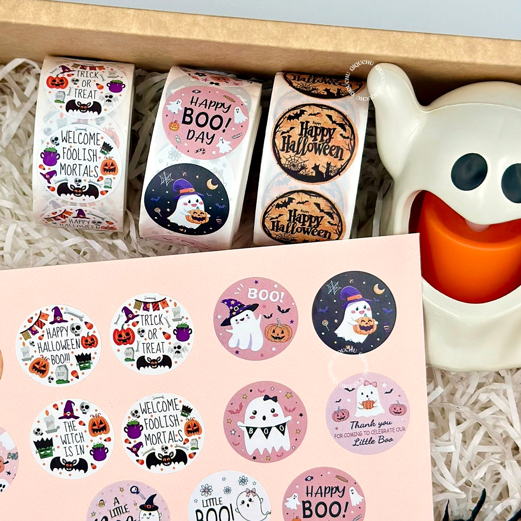 [พร้อมส่ง ] (ม้วน 470 ดวง) สติ๊กเกอร์วันฮาโลวีน "Halloween & Trick or Treat" ขนาด 2.5 ซม.