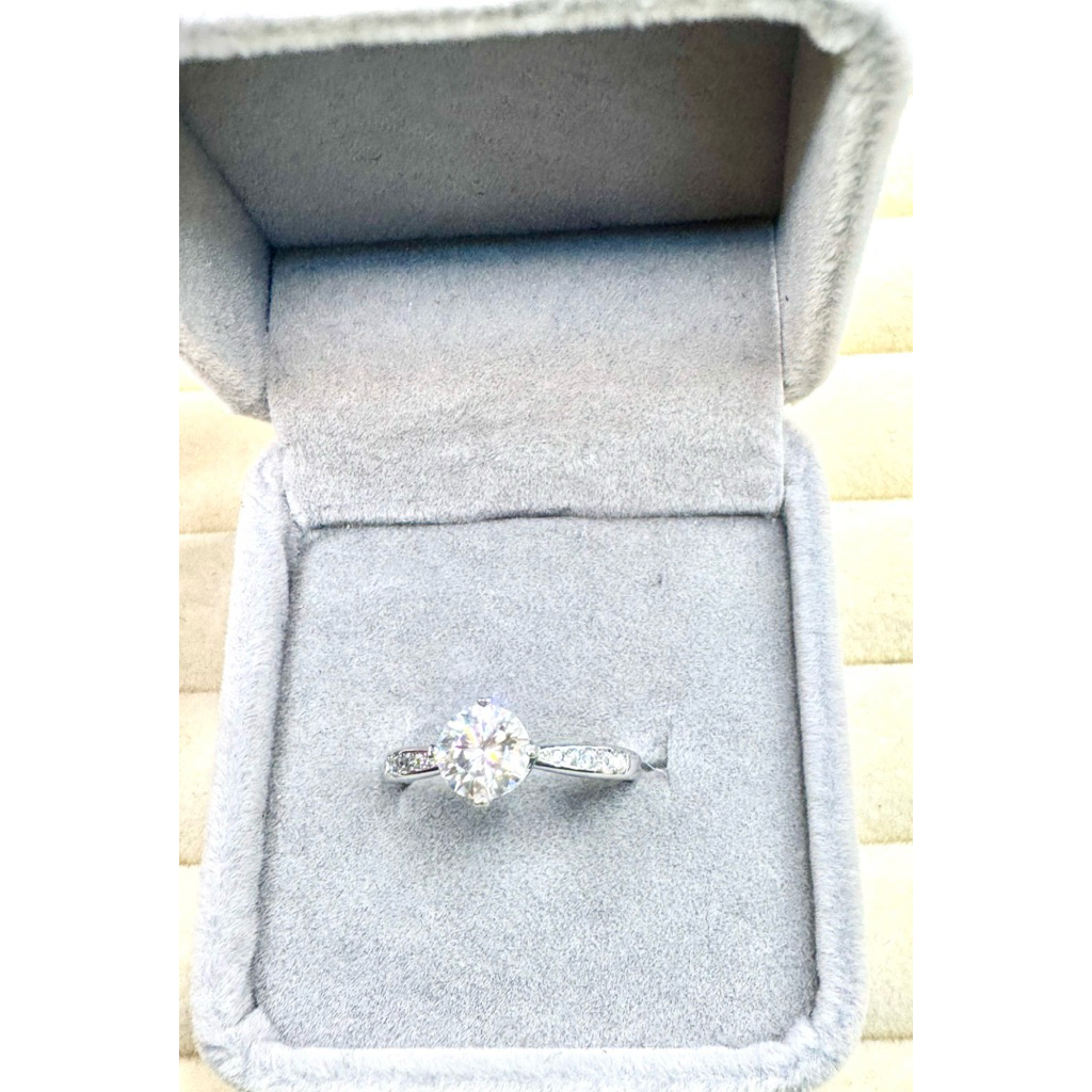 1 Carat moissaanite D VvS1 Lab Diamond Ring with 1mm small moisssanite Stones - Silver Jewelry (GRA 