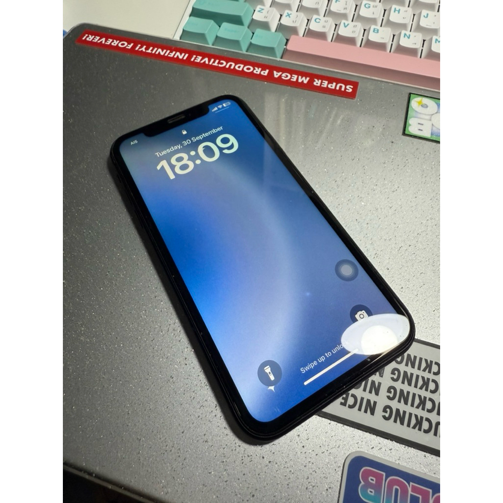 iPhone XR 128GB สีดำ มือสอง มีตำหนิที่วงกล้อง ไม่มีผลต่อการใช้งาน แบตเตอรี่ 82%