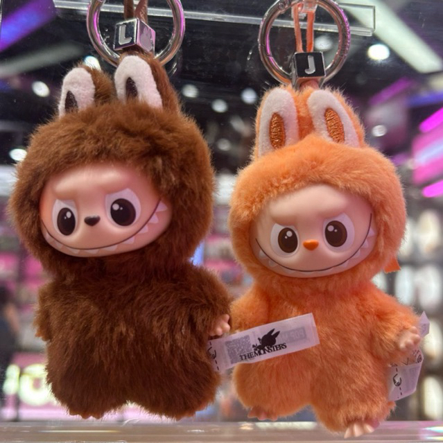 พร้อมส่ง 🇹🇭 LABUBU V4 😊 A-Z เช็คการ์ด / ป้ายเหลือง : 𝐓𝐇𝐄 𝐌𝐎𝐍𝐒𝐓𝐄𝐑𝐒 𝐏𝐢𝐧 𝐟𝐨𝐫 𝐋𝐨𝐯𝐞 ของแท้ บู้ตัวจิ๋ว - รูปที่ 6