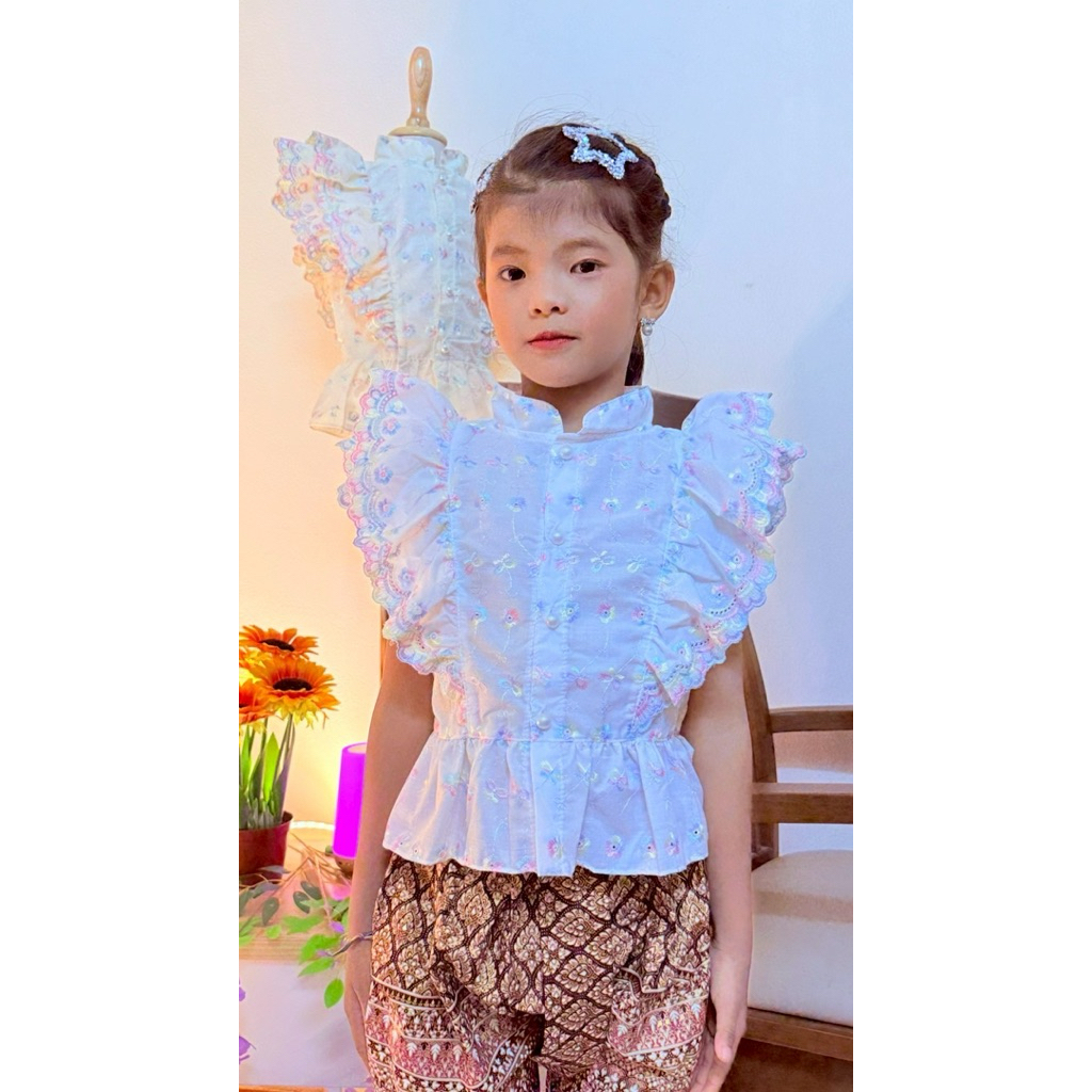 ชุดไทยเด็กหญิง เสื้อลูกไม้ปีกหงส์ตัวใหม่สีขาวรุ้ง+โจงกระเบนผ้าพิมพ์ทอง