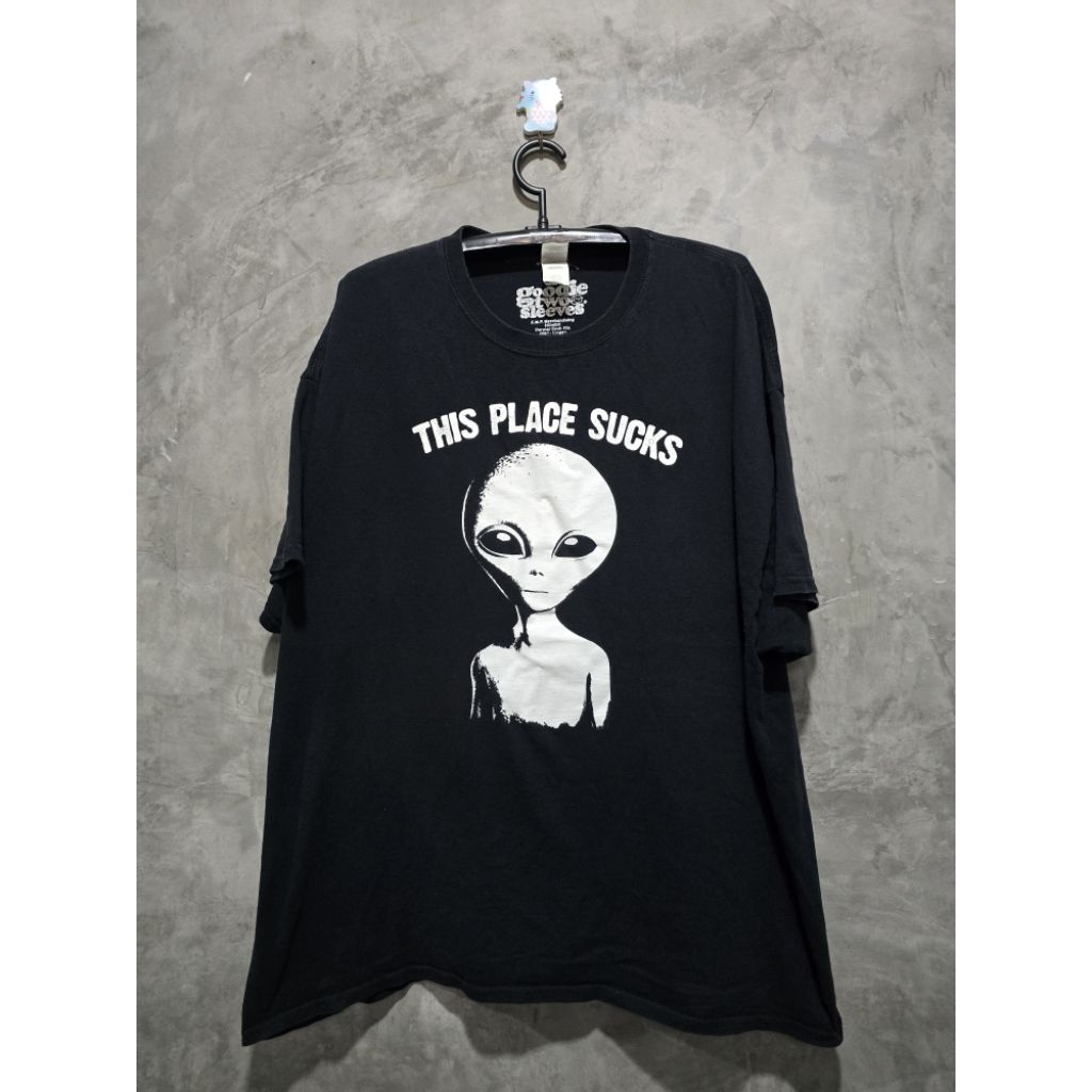 เสื้อยืดมือสอง อก28'ยาว30' ป้ายGildan Heavy “This Place Sucks” สีดำ.