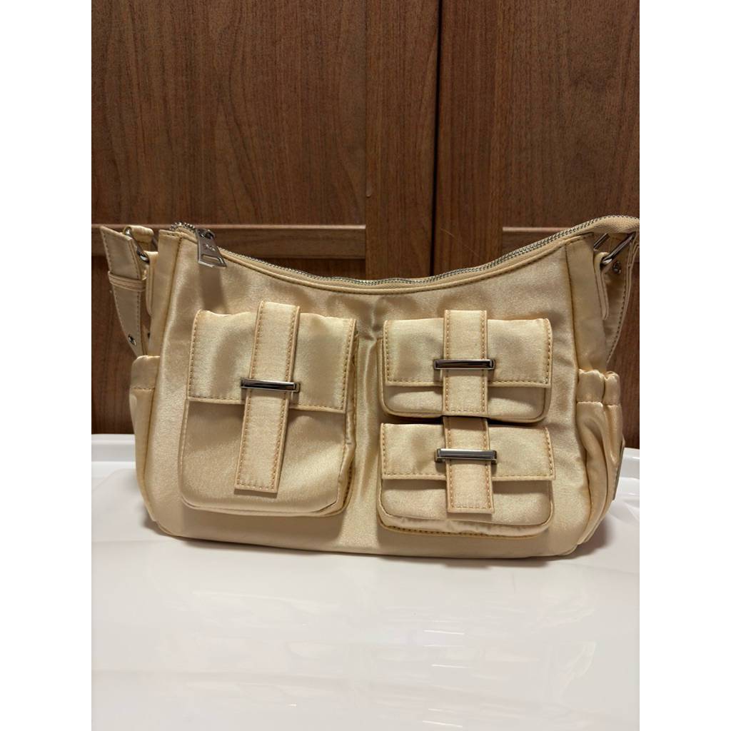 Penne culture maxie jumbo bag สี Vanila (กระเป๋าทรงคาร์โก้มือสองสภาพดี)