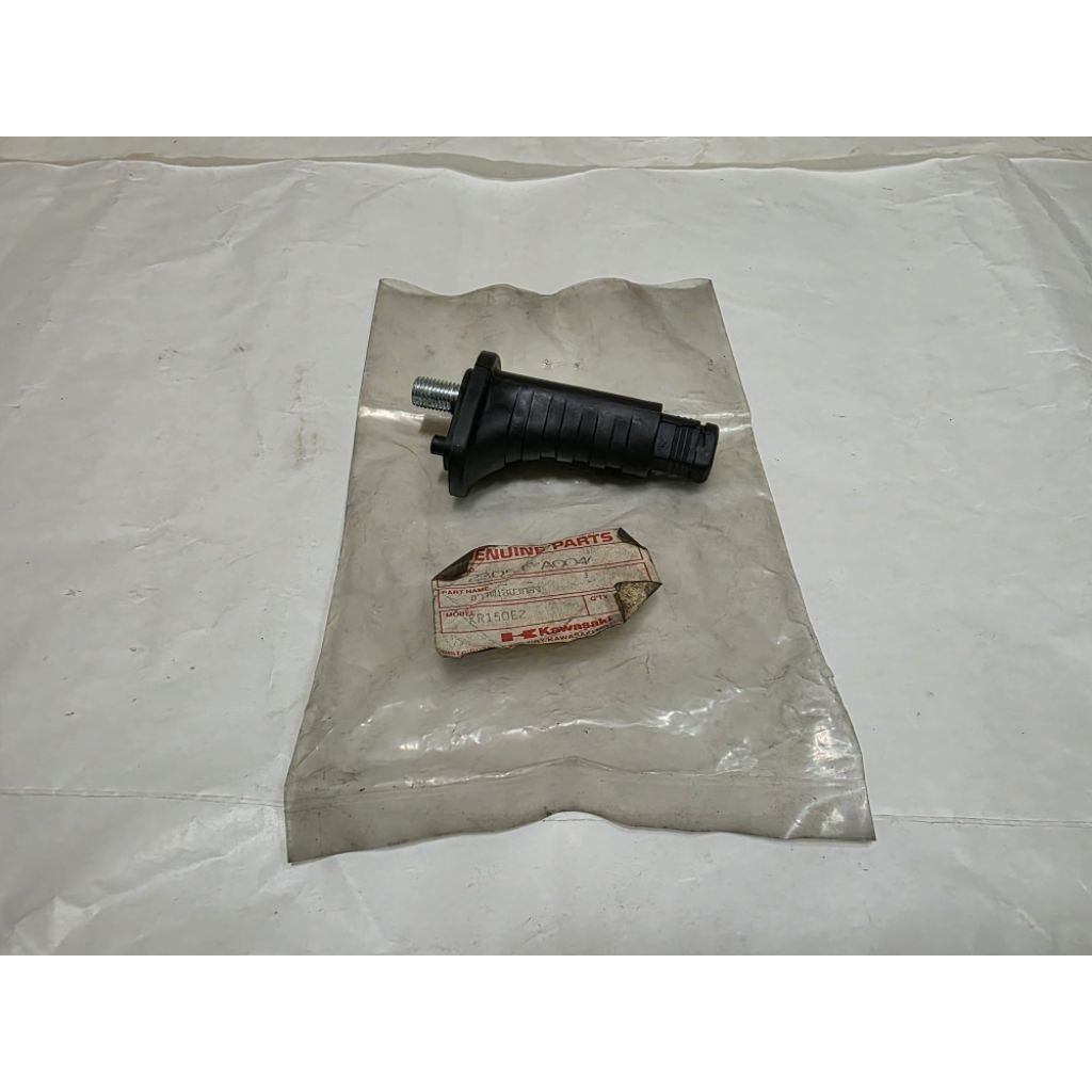 ขาไฟเลี้ยว​ Kawasaki​ KR150​ แท้​ใหม่​