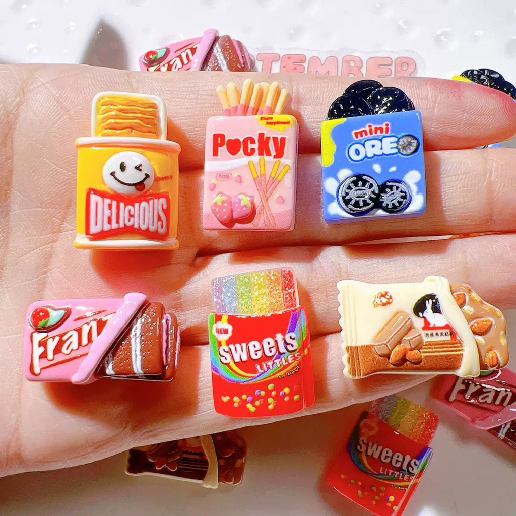 พร้อมส่ง เรซิ่นตกแต่ง การ์ตูน โอริโอ้ ขนม ขนมปัง ลูกอม sweet 1 set 6 ชิ้น(เฉพาะตัวเรซิ่นอย่างเดียว)เคส ยาดม หงส์ไทย diy ราคา ถูกที่สุด ดีลบีเคเค แกลเลอรีภาพที่ 3