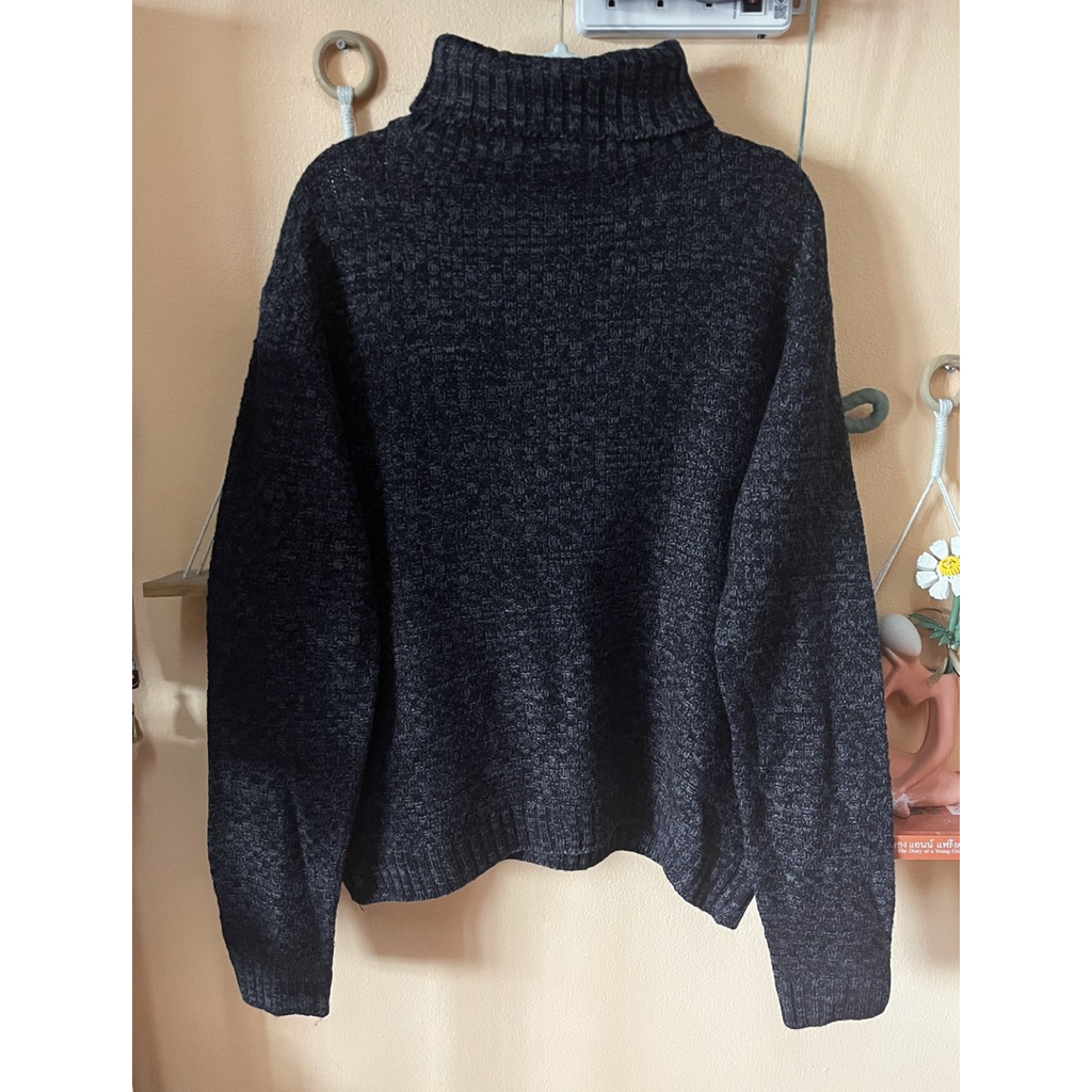 ส่งต่อ สภาพ 98% เสื้อสเวตเตอร์ไหมพรมหนา ไม่คัน คอเต่า แบรนด์ The classic editor สีเทาเข้ม แขนยาว กัน