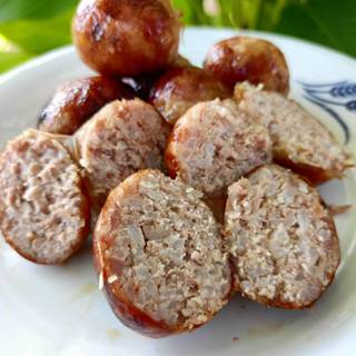 ใส้กรอกอีสาน ใส้กรอกหมูล้วนเนื้อแน่น ร้านแซบหลาย