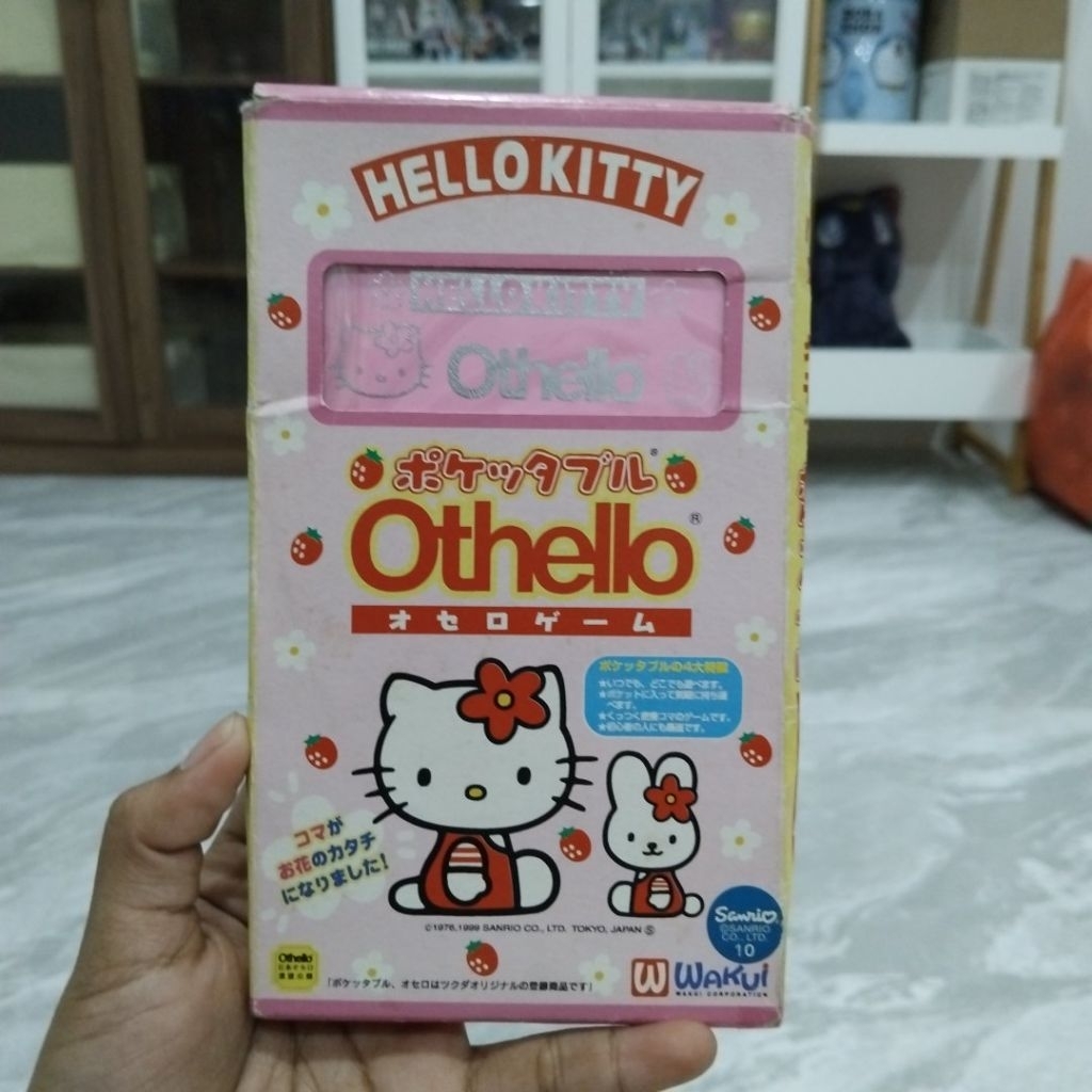 เกมกระดาน Hello Kitty Othello ซึ่งเป็นเกม Othello แบบพกพาที่มีตัวหมากเป็นรูปดอกไม้