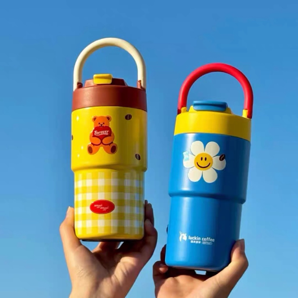 รอพรีไม่นาน (ใช้คูปองเหลือง30%ได้)Luckin coffee x Wiggle Wiggle แก้วเก็บความเย็น 560ml