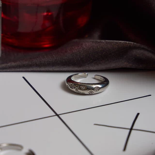 earika.earrings - lucent ring แหวนปั๊มลายดอกไม้คริสตัลสีใสชุบเงิน เหมาะสำหรับคนแพ้ง่าย