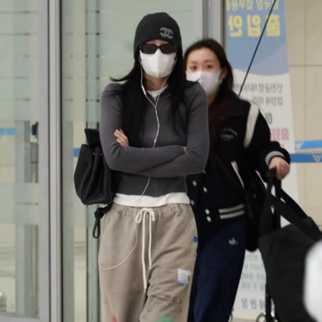 พร้อมส่ง USED ONCE SCULPTOR Silhouette Knit Zip-Up Hoodie Charcoal แบบ JENNIE BLACKPINK