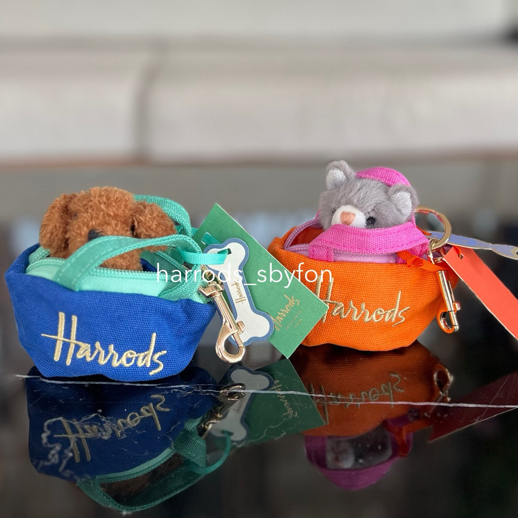 Harrods * พร้อมส่ง *  Dog/Cat In A Bag Keyring2025 ของแท้ 100% จากอังกฤษ🇬🇧