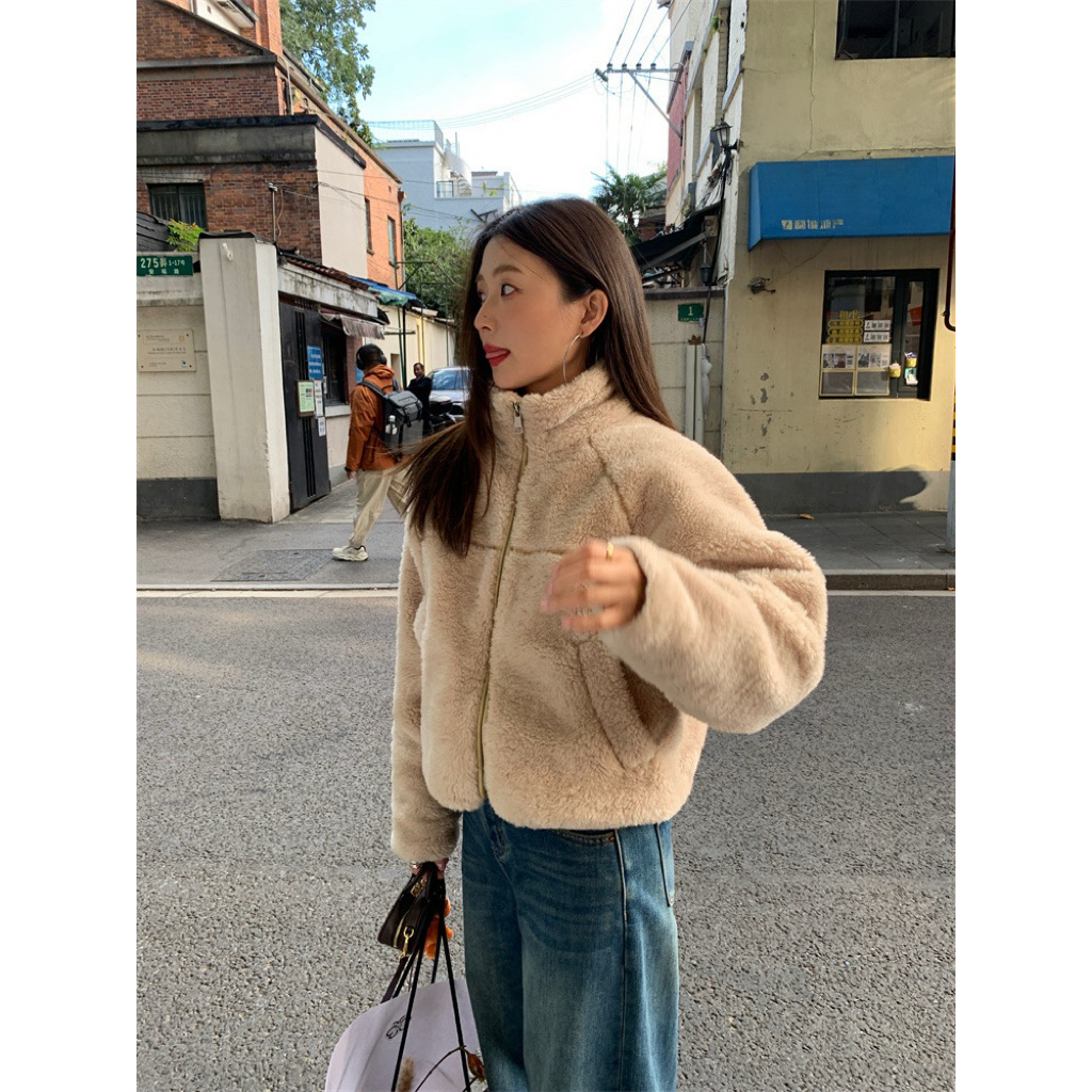 -PRE ORDER 15 DAYS ( ร้านตั้งเวลาจัดส่งเกินไว้ค่ะ )  - LUOLUO JUANJIE BRAND แจ็คเก็ตขนครีมสกรีนลายหลัง - รูปที่ 5