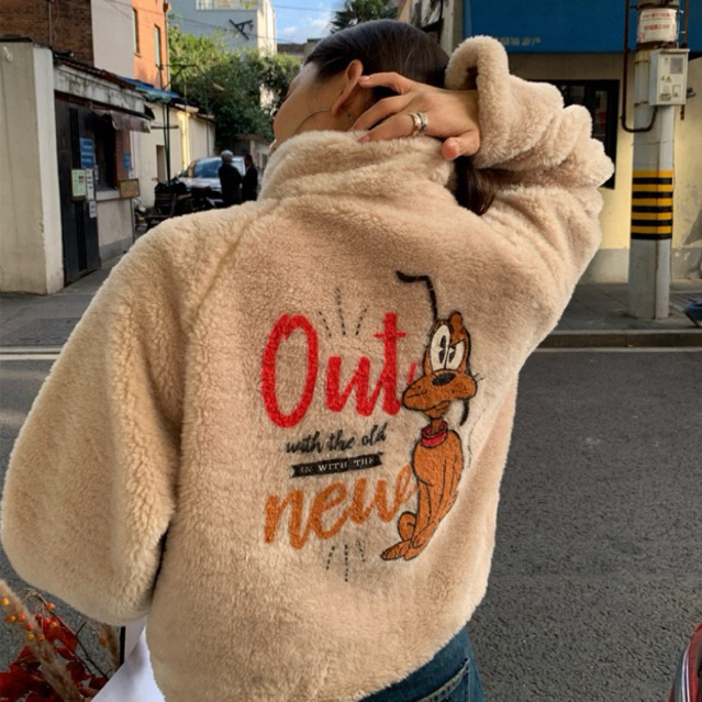 -PRE ORDER 15 DAYS ( ร้านตั้งเวลาจัดส่งเกินไว้ค่ะ )  - LUOLUO JUANJIE BRAND แจ็คเก็ตขนครีมสกรีนลายหลัง