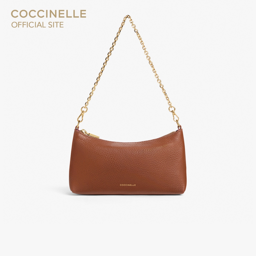 COCCINELLE กระเป๋าสะพายข้างมินิผู้หญิง รุ่น AURA MINI CROSSBODY POCHETTE 550101 สี COGNAC