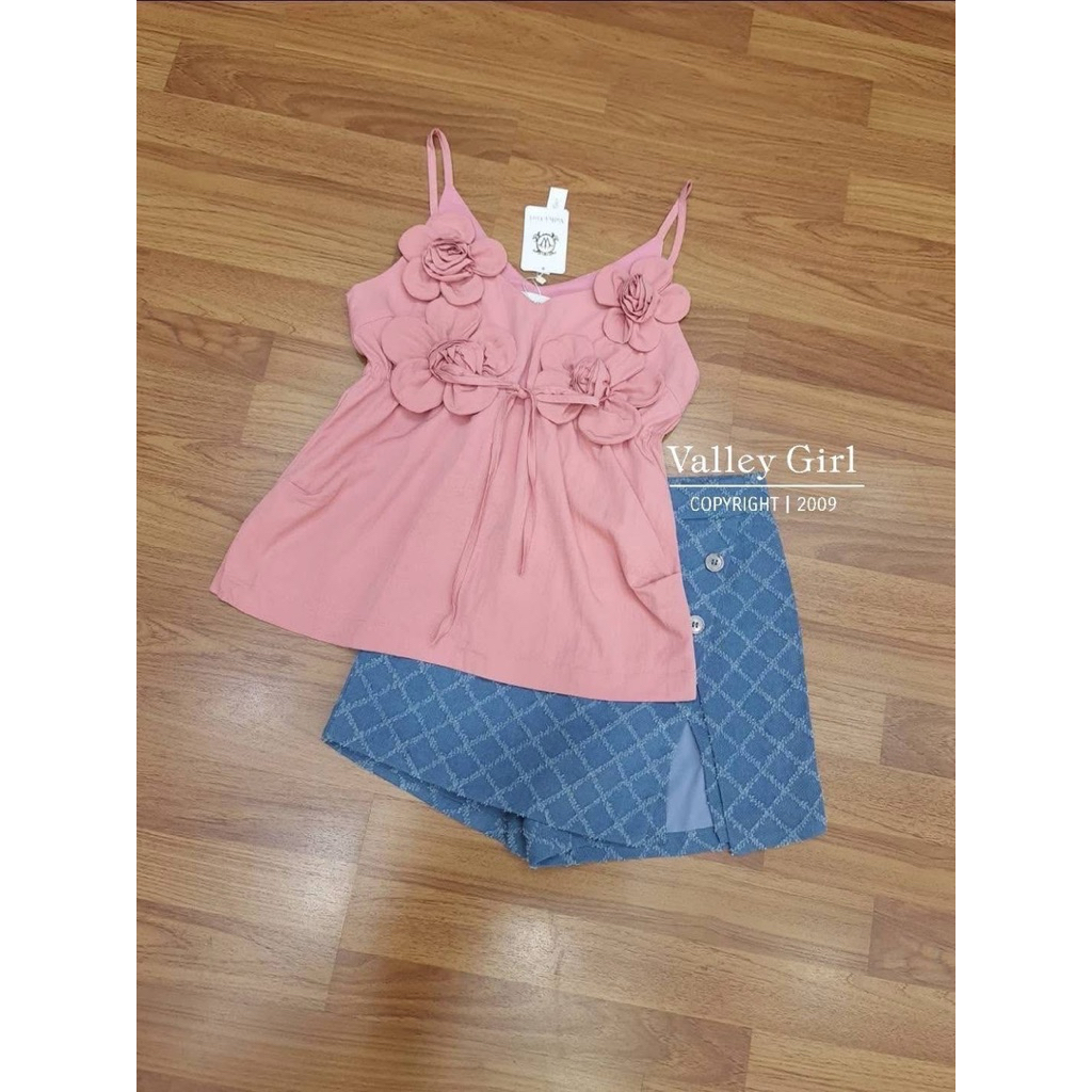 #ValleyGirlมือ1🌈สินค้าพร้อมส่ง🌈เซต2ชิ้นเสื้อสายเดี่ยวแต่งดอกไม้เอวรูดปรับได้+กางเกงยีนส์ขาสั้นSize:S