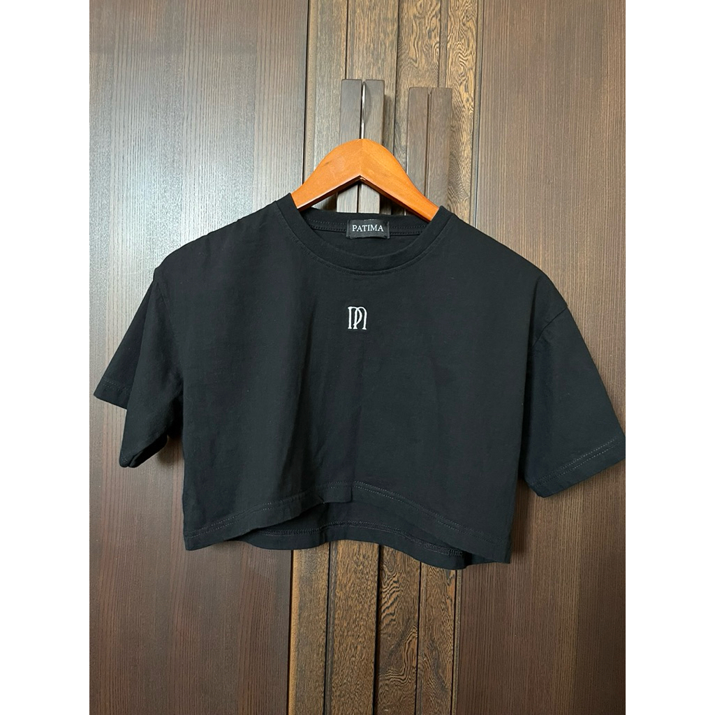 เสื้อครอปแขนสั้นปักFont ป้าย Patima -สีดำ Size M
