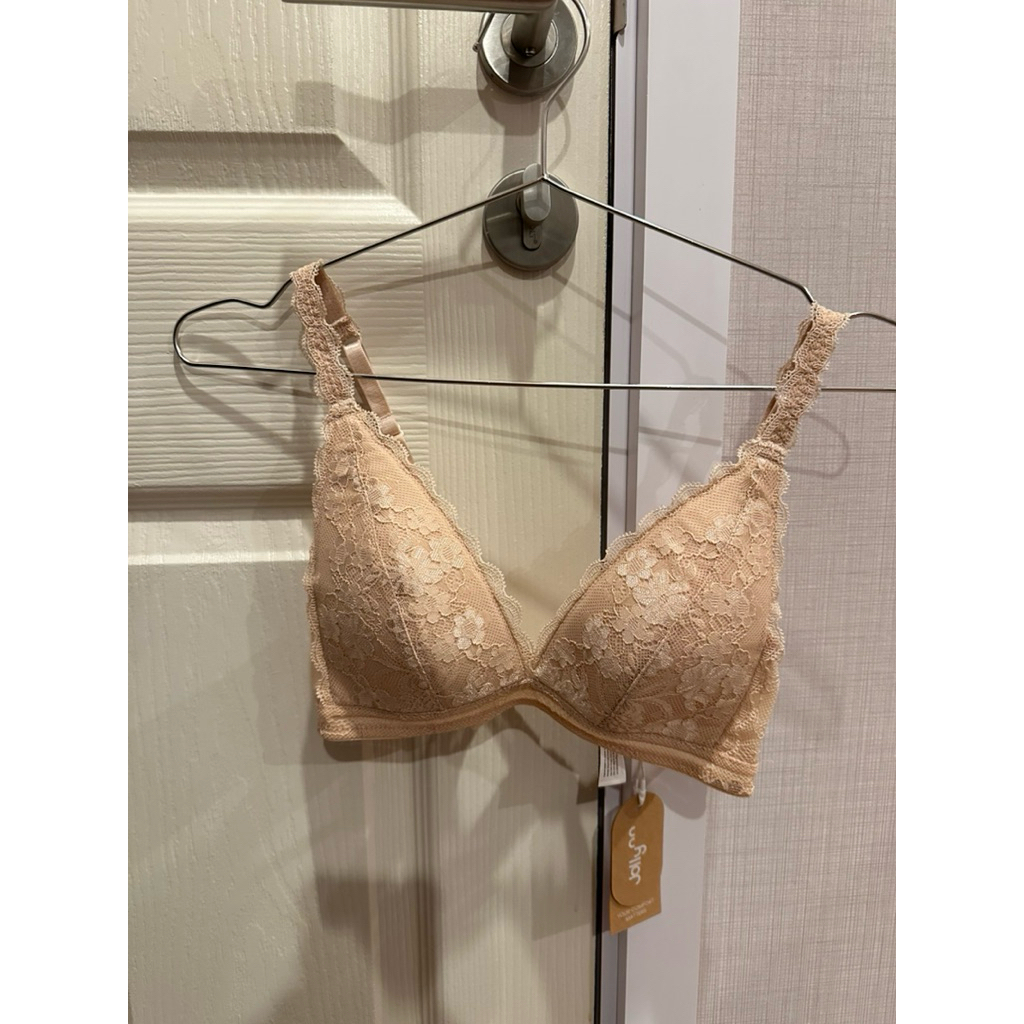 ส่งต่อเสื้อในลายลูกไม้ Jollyn สภาพ99% Size M