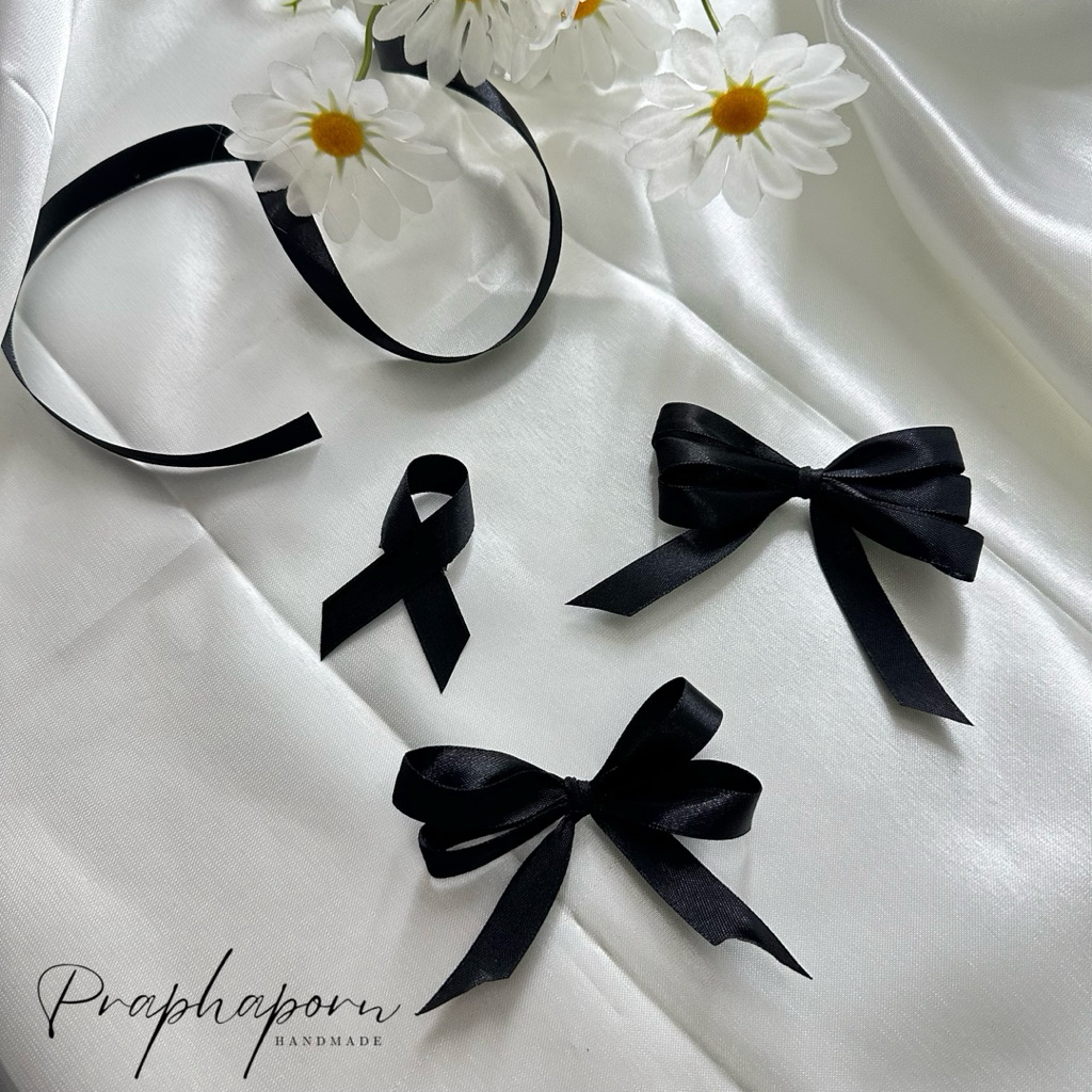 โบว์ไว้อาลัย สีดำสุภาพ — เรียบ งาม สมเกียรติทุกวาระอาลัย โบว์ไว้อาลัย ใส่ใจทุกขั้นตอน เหมาะสำหรับใช้ในงานศพ วานไว้อาลัย