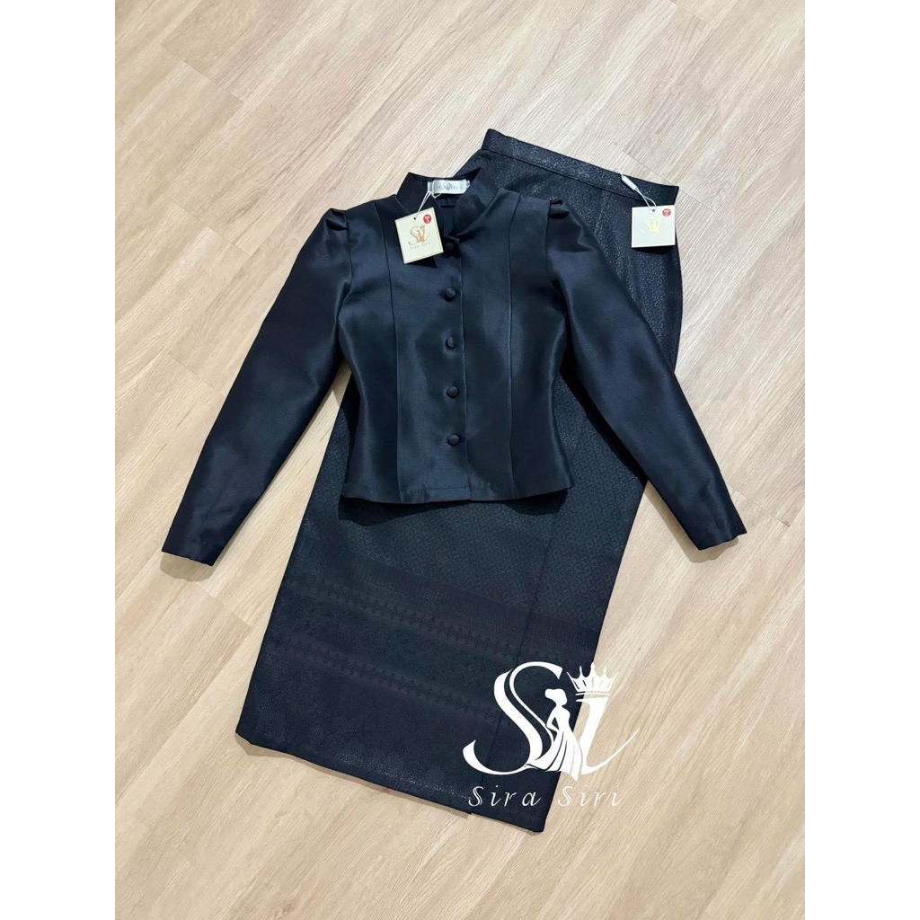 Sira Siri {พร้อมส่ง✅} ชุดไทยจิตรลดาสีดำ ชุดดำ เสื้อผ้าไหมอิตาลี ทรงไทยจิตรลดา กระดุมหน้า ผ้าถุงสำเร็จรูปป้ายหน้าทอลาย